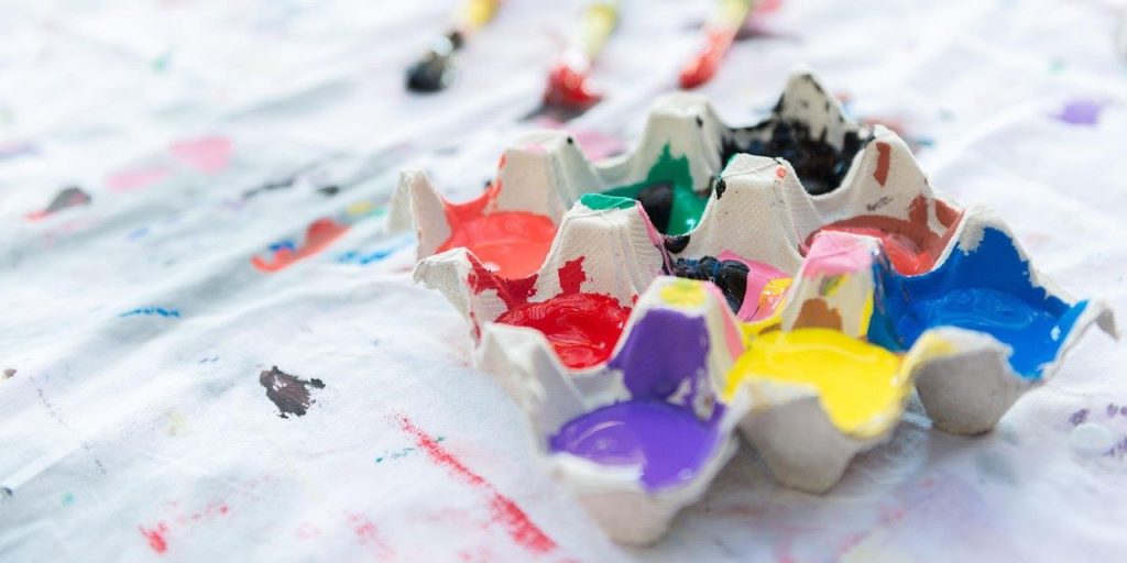 use egg carton as paint palettes