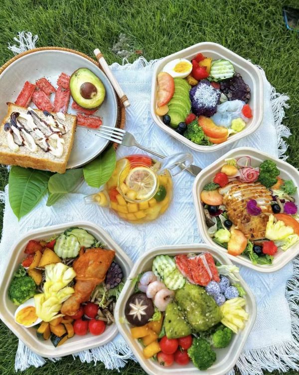 how the hexagonal shape enhances salad presentation